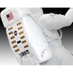 Сборная модель Revell Apollo 11 Astronaut on the Moon (1:8)