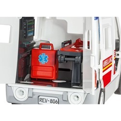 Сборная модель Revell Ambulance with Figure (1:20)