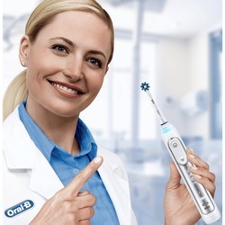Электрическая зубная щетка Oral-B Genius 8100S