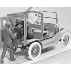 Сборные модели (моделирование) ICM Gasoline Delivery Model T 1912 Delivery Car with American Gasoline Loaders (1:24)