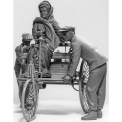 Сборные модели (моделирование) ICM Benz Patent-Motorwagen (1886) with Mrs. Benz and Sons (1:24)