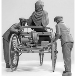 Сборные модели (моделирование) ICM Benz Patent-Motorwagen (1886) with Mrs. Benz and Sons (1:24)
