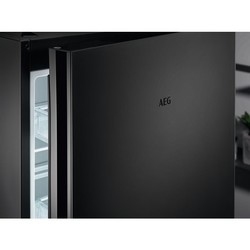 Холодильники AEG RCB 732E7 MG черный