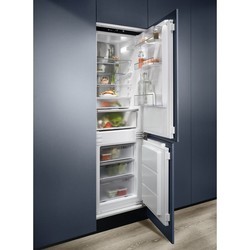 Встраиваемые холодильники Electrolux ENC 8ME18 R