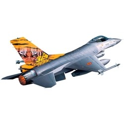 Сборная модель Revell Lockheed Martin F-16 Mlu TigerMeet (1:144)